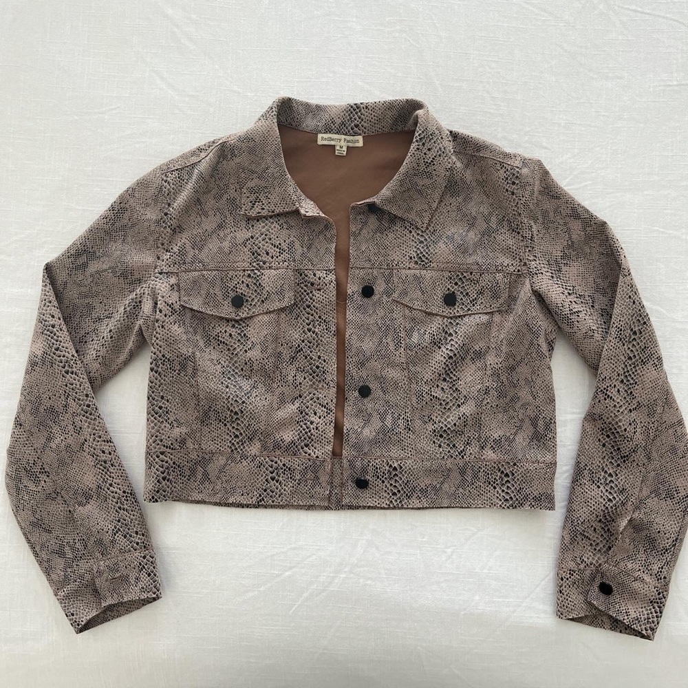 Lightweight button up animal print jacket 🧥